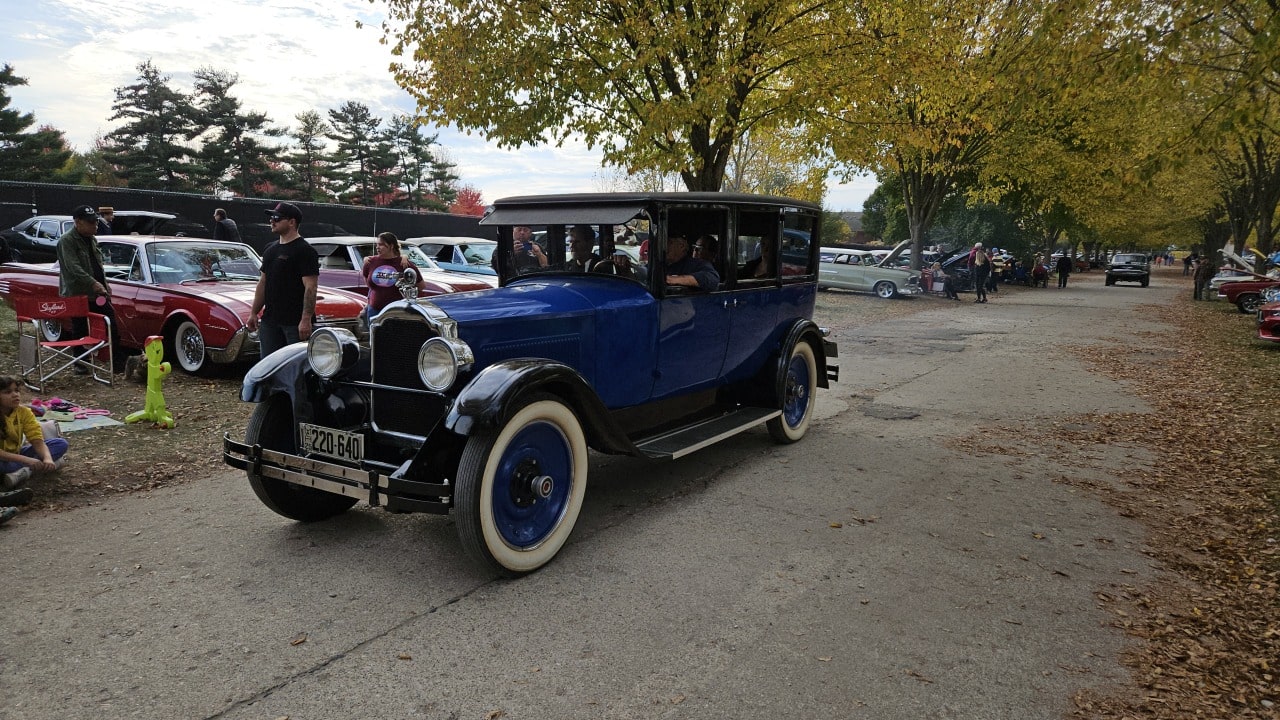 1925-Six-326-7-Passenger-Sedan-owned-by-Packard-Motor-Car-Foundation_